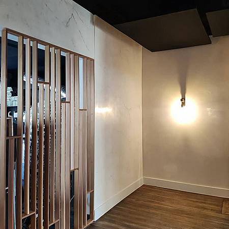 mur avec decor metal