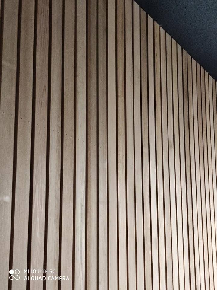 decoupe de bois sur mur